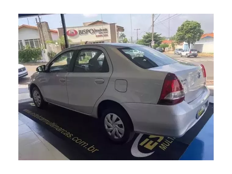 Toyota Etios Prata 8