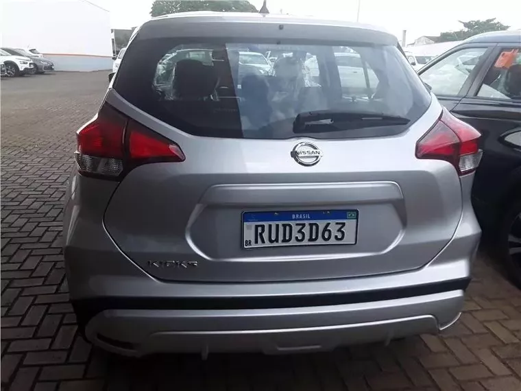 Nissan Kicks Prata 5