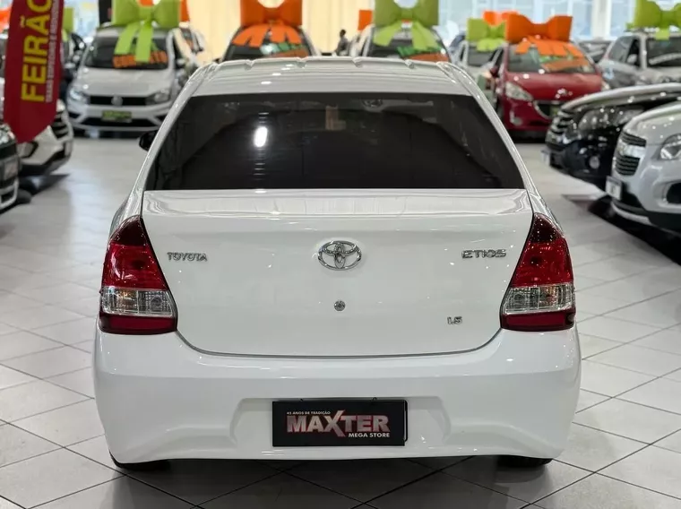 Toyota Etios Branco 17