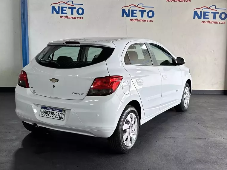 Chevrolet Onix Branco 6