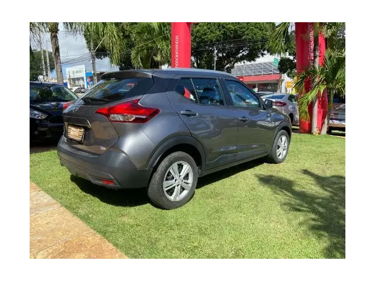 Nissan Kicks Cinza 2