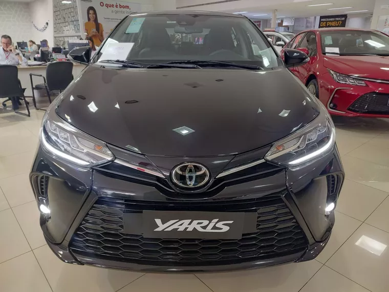 Toyota Yaris Preto 9