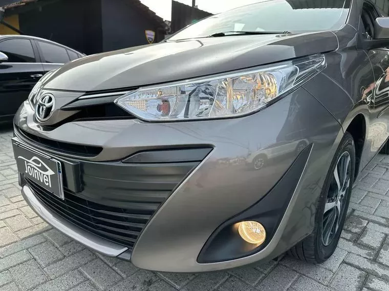 Toyota Yaris Cinza 4