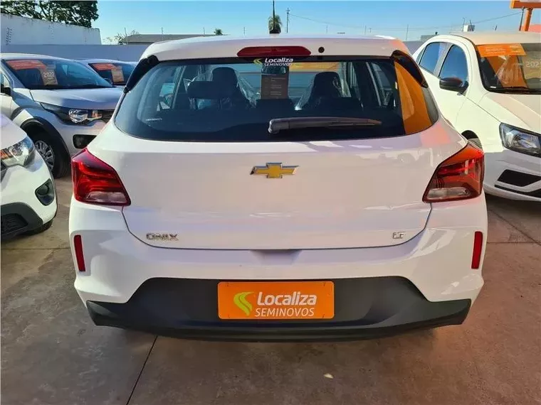 Chevrolet Onix Branco 10