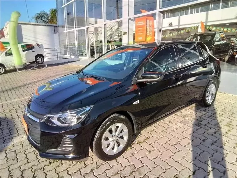 Chevrolet Onix Preto 4