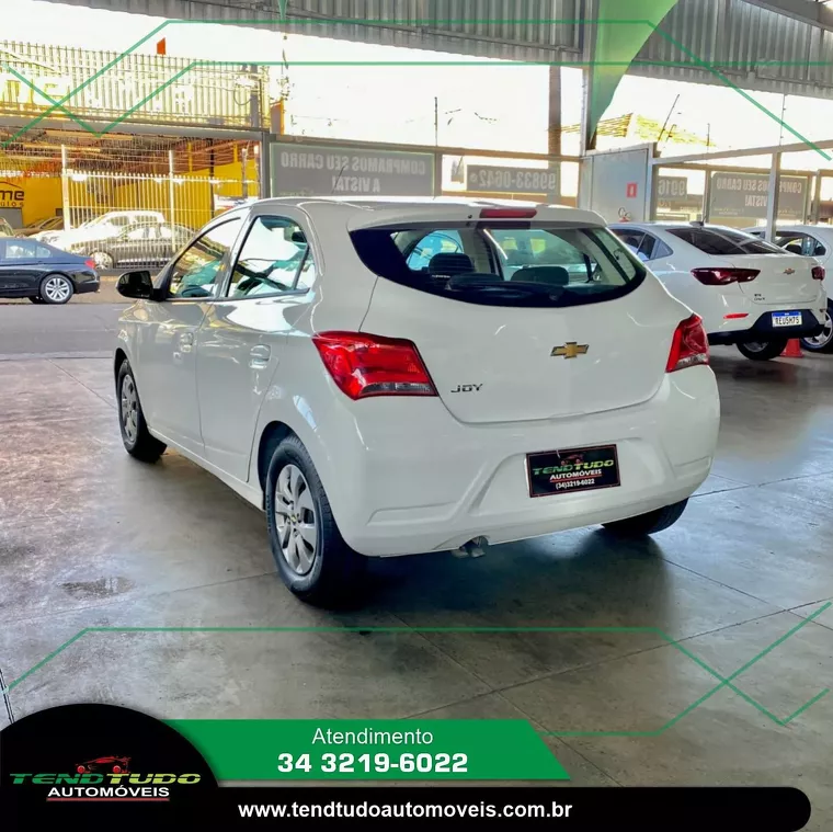 Chevrolet Onix Branco 1