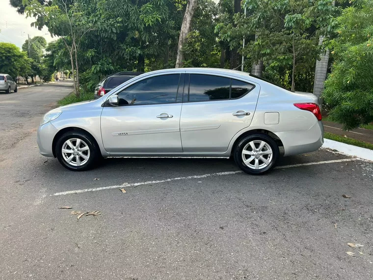 Nissan Versa Prata 2