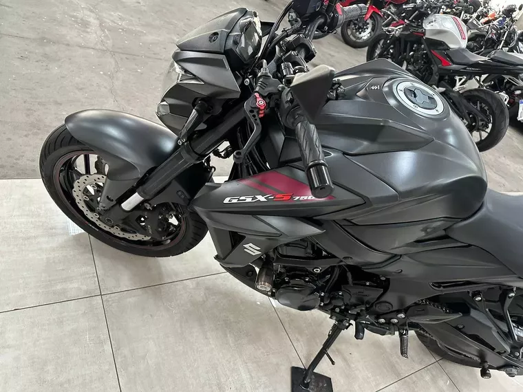 Suzuki GSX-S Preto 20