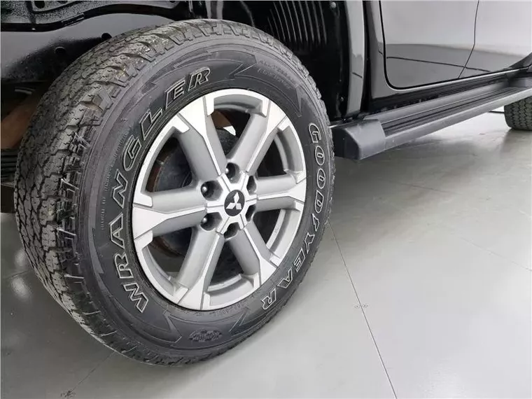 Mitsubishi L200 Triton Preto 5