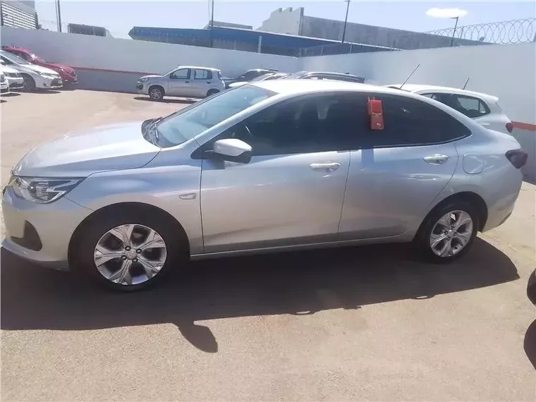 Chevrolet Onix Prata 4