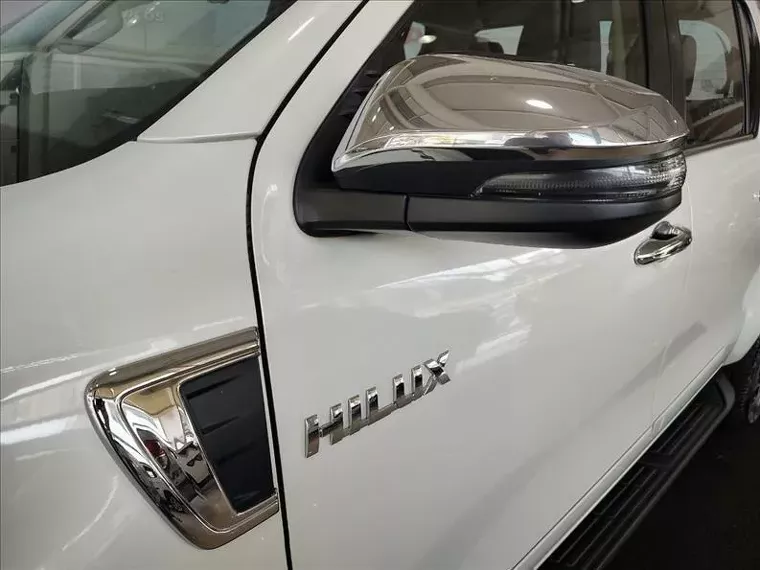 Toyota Hilux Branco 6