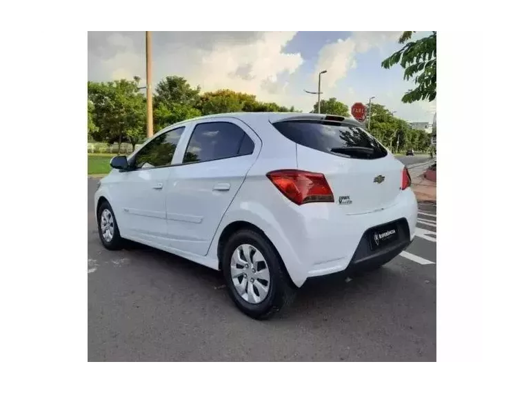 Chevrolet Onix Branco 2