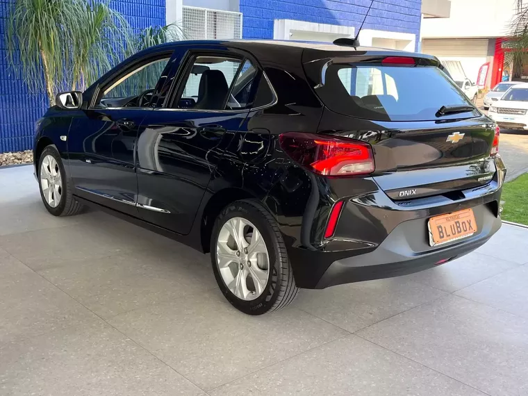 Chevrolet Onix Preto 4