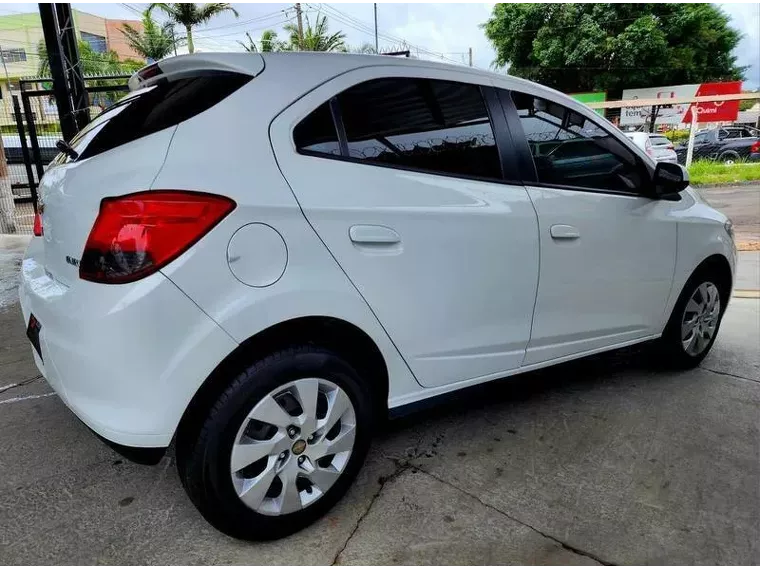 Chevrolet Onix Branco 2