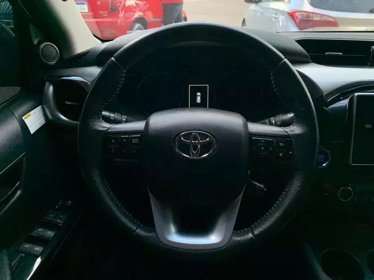 Toyota Hilux Prata 4