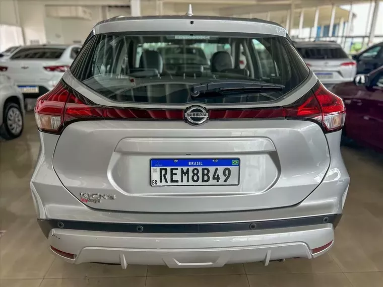 Nissan Kicks Prata 6