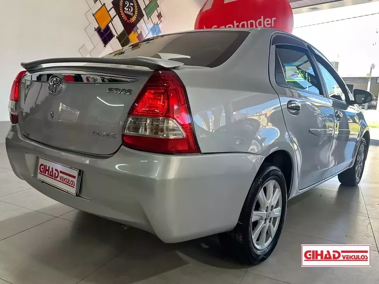 Toyota Etios Prata 7