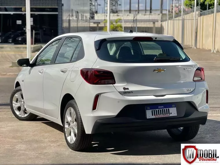 Chevrolet Onix Branco 9