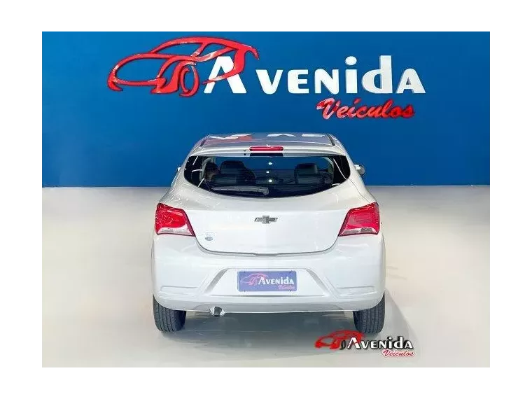 Chevrolet Onix Prata 6