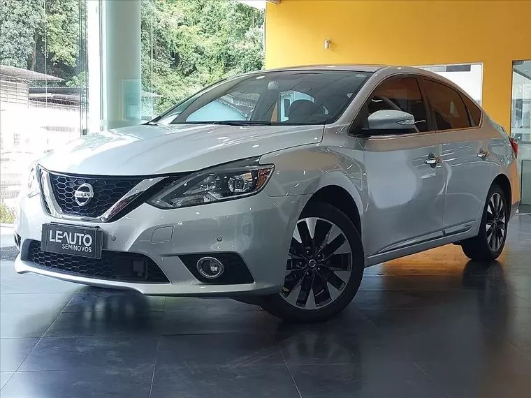 Nissan Sentra Prata 4