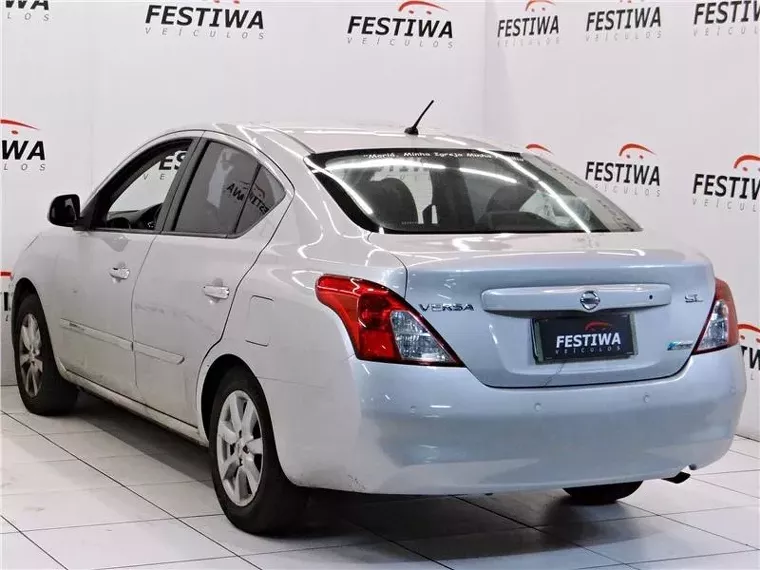 Nissan Versa Prata 2