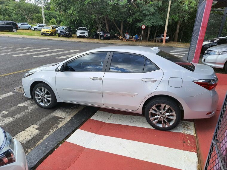 Toyota Corolla Prata 10