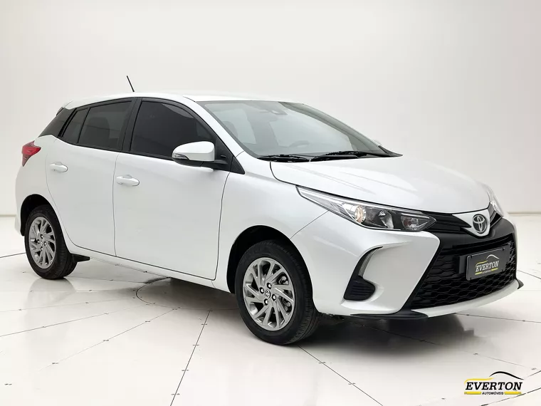 Toyota Yaris Branco 1