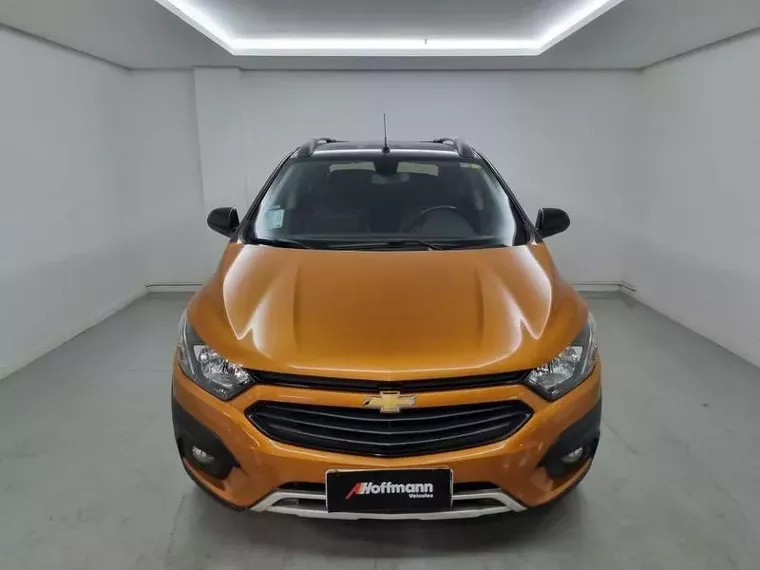 Chevrolet Onix Laranja 2