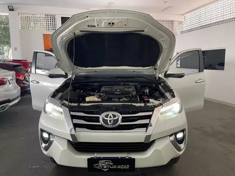 Toyota Hilux SW4 Branco 37