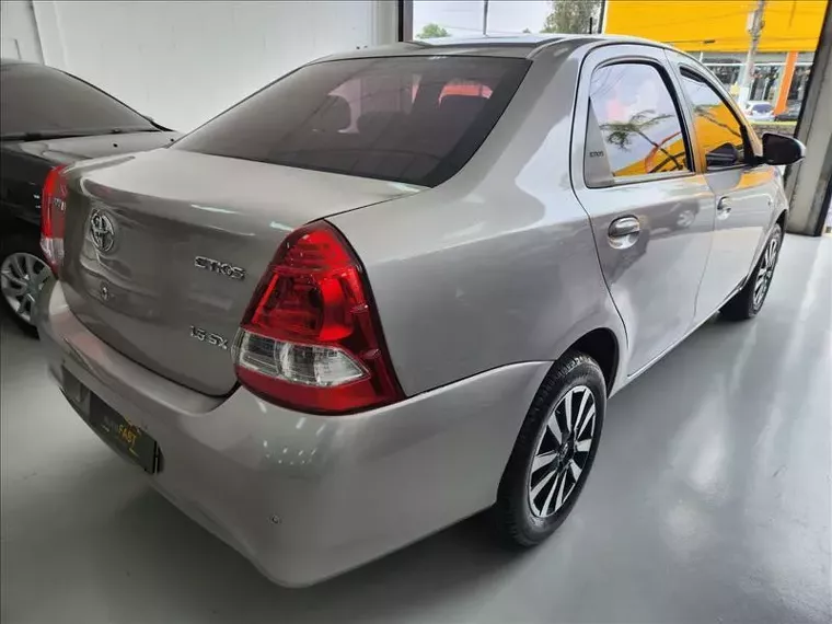 Toyota Etios Prata 9