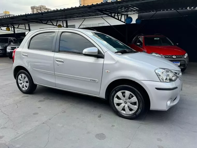 Toyota Etios Prata 4