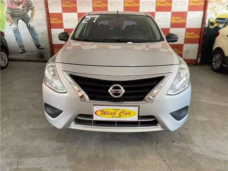 Nissan Versa Prata 8