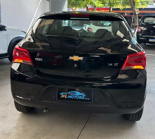 Chevrolet Onix Preto 12