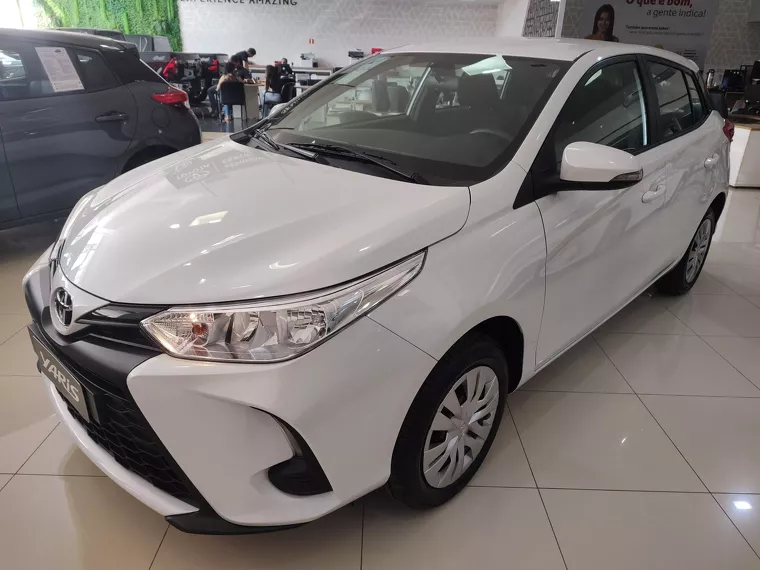 Toyota Yaris Branco 1