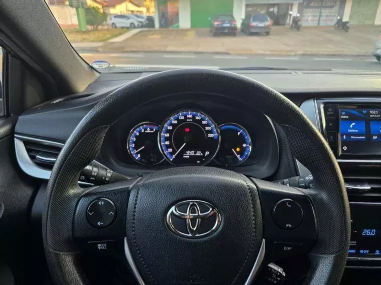 Toyota Yaris Cinza 14