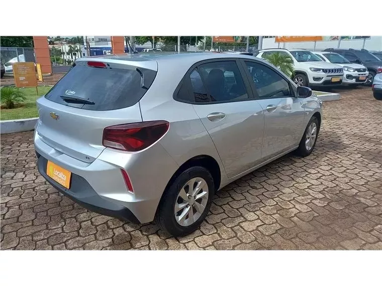 Chevrolet Onix Prata 6