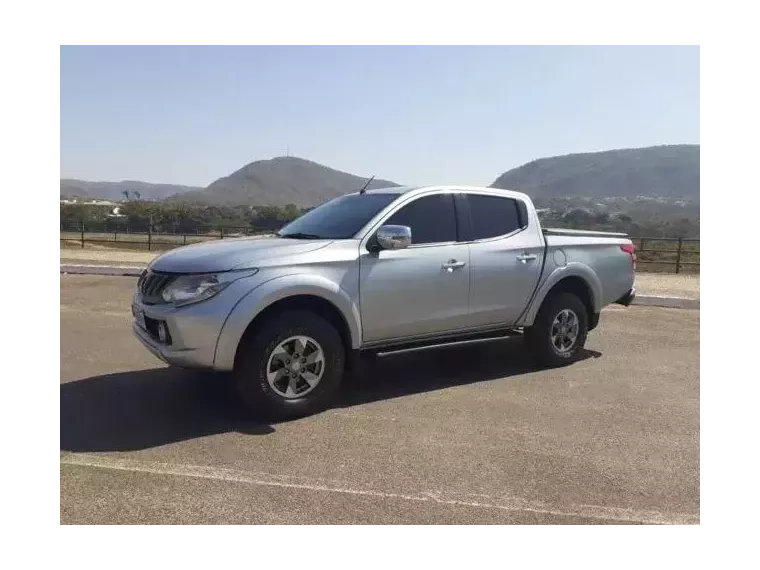 Mitsubishi L200 Triton Prata 1