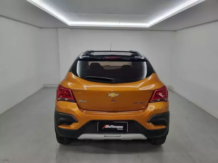 Chevrolet Onix Laranja 3