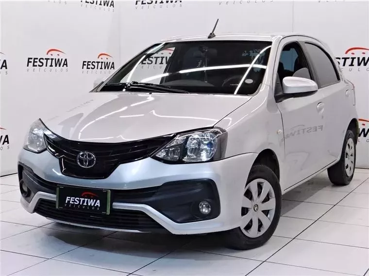 Toyota Etios Prata 8