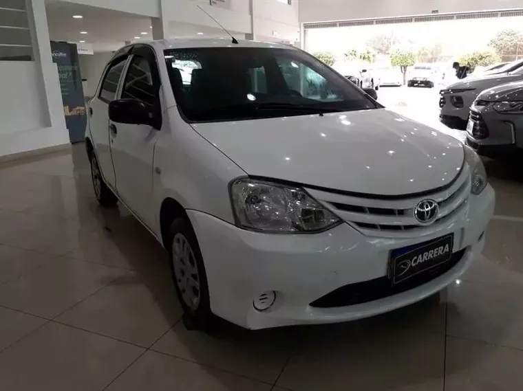 Toyota Etios Branco 5