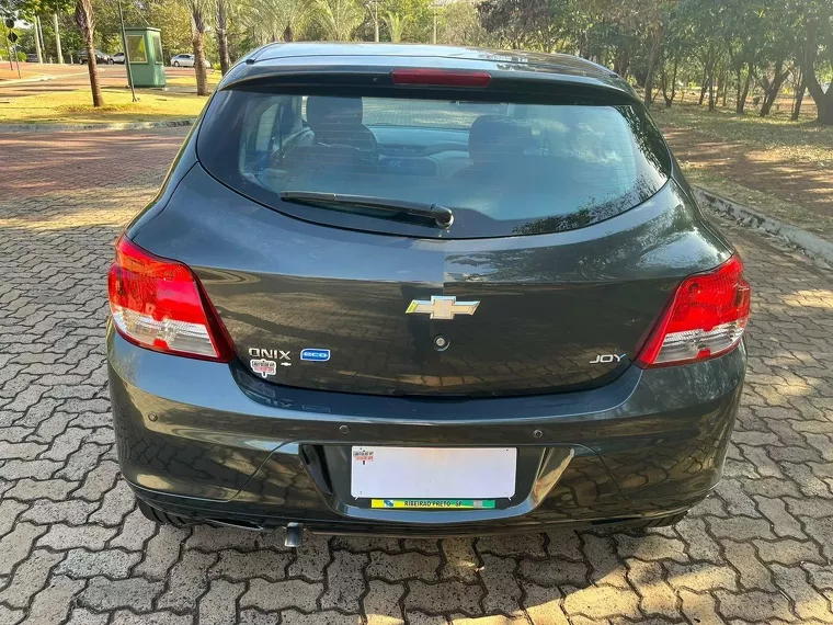 Chevrolet Onix Cinza 2