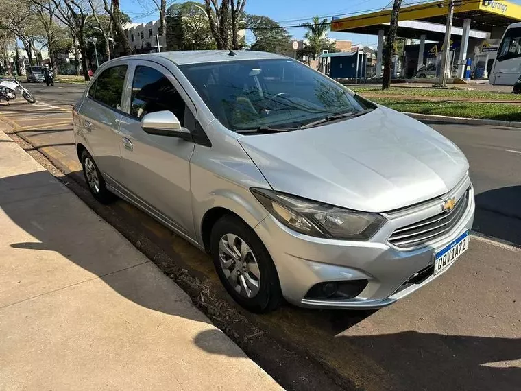 Chevrolet Onix Prata 2