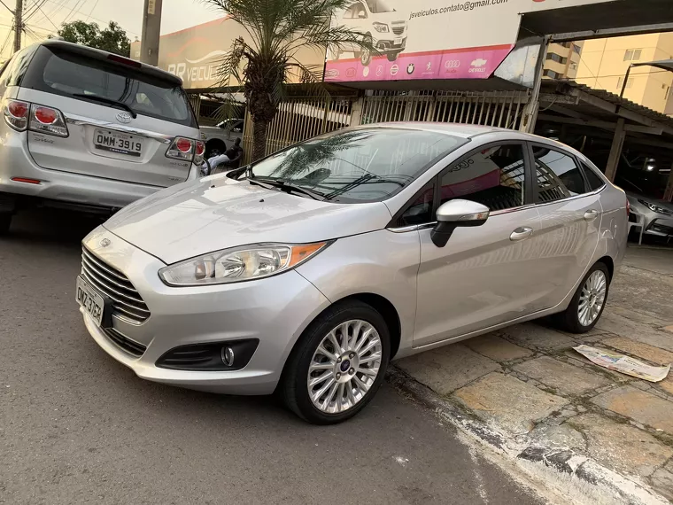 Ford Fiesta Prata 5