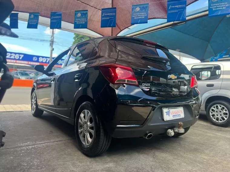 Chevrolet Onix Preto 2