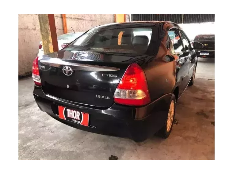 Toyota Etios Preto 5