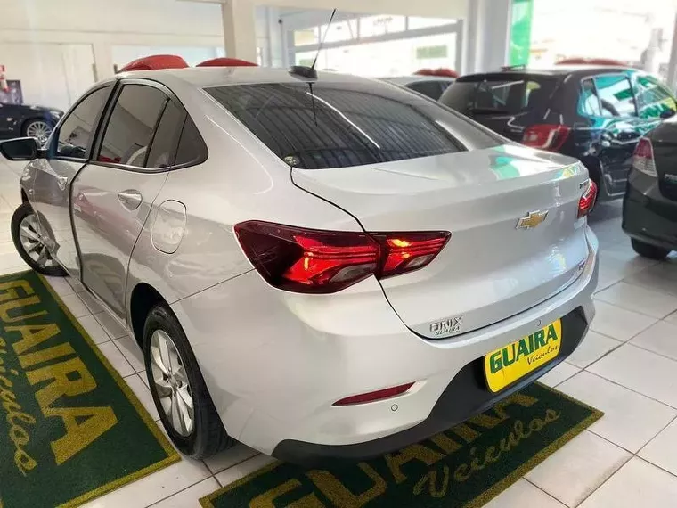 Chevrolet Onix Prata 20