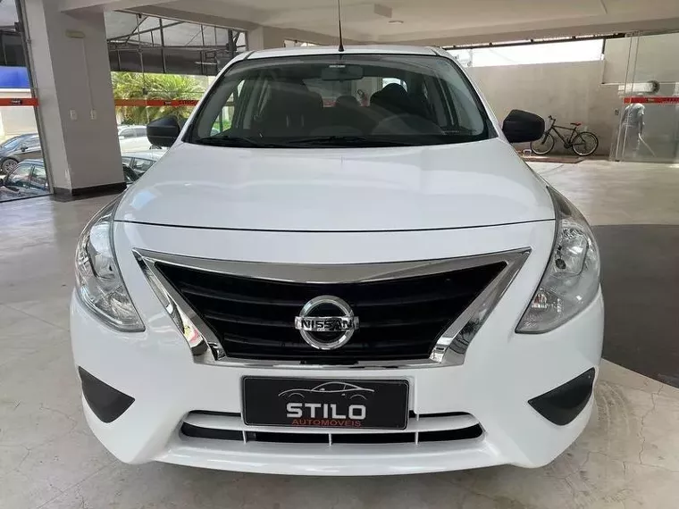 Nissan Versa Branco 8