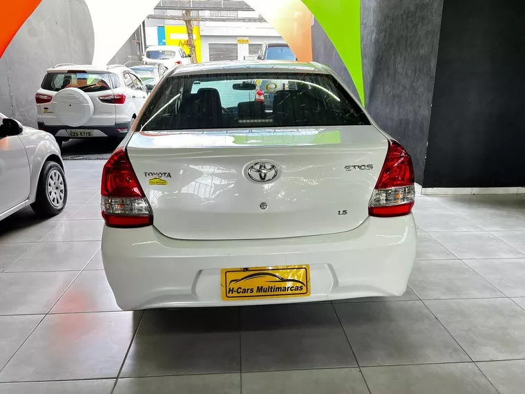 Toyota Etios Branco 6