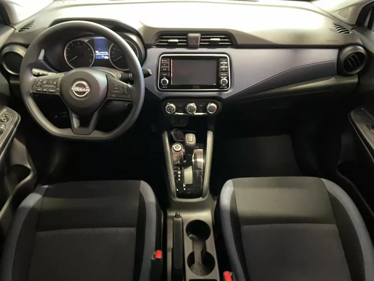 Nissan Versa Preto 13