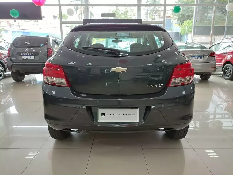 Chevrolet Onix Cinza 13